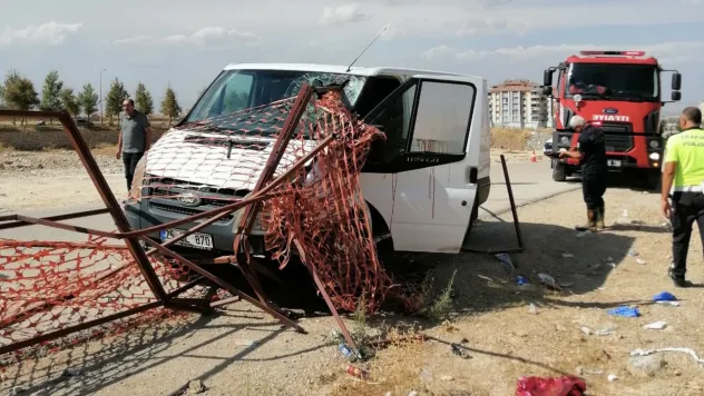 Yeşilyurt'ta Minibüs Kontrolden Çıktı, 1 Kişi Yaralandı