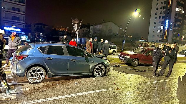 Yeşilyurt'ta Otomobiller Çarpıştı: Çocuk Araçta Sıkıştı