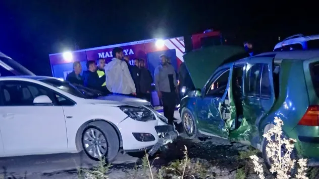 Yeşilyurt'ta Üç Otomobilin Karıştığı Kazada 2 Yaralı