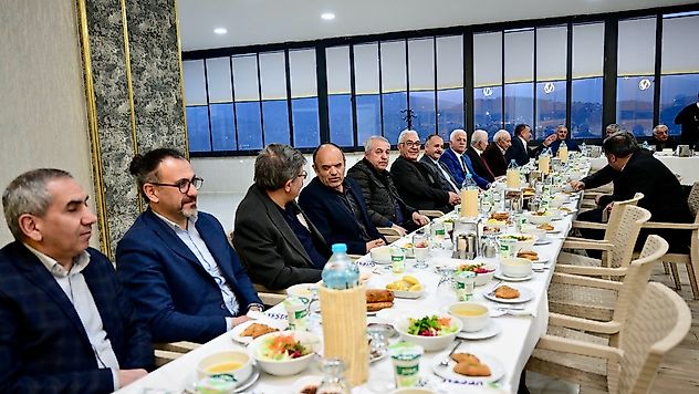 Yeşilyurt'ta Vefa Sofrası: Eski ve Yeni Meclis Üyeleri Aynı Masada