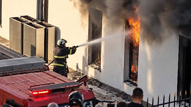 Yeşilyurt'ta Yangın Paniği: Araçlara Sıçramadan Söndürüldü