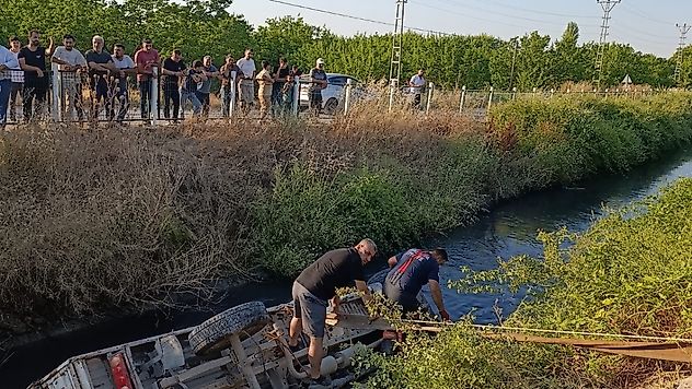Yeşilyurt'ta Yem Yüklü Kamyon Su Kanalına Devrildi: Sürücü Kurtarılamadı