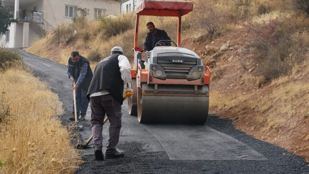 Yeşilyurt'ta Yol Çalışmaları Hız Kazandı: Hedef Güvenli Ulaşım