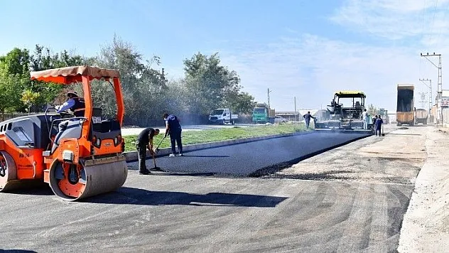 Yeşilyurt'ta 'Yol Yenileme, Sıcak Asfalt Ve Sathi Kaplama' Hizmetleri Yoğunlaştı