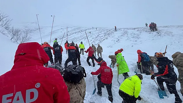 Yoğun Kar Türkiye'yi Vurdu: Binlerce Yol Kapalı, Binlerce Kişi Tahliye Edildi