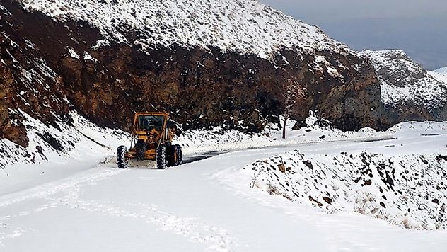 Yoğun kar yağışı 7 ilde ulaşımı aksattı: 249 yol kapalı