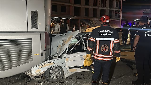 Yolcu İndiren Otobüse Arkadan Çarptı: 3 Yaralı