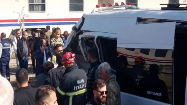Yolcu treni öğrenci servisine çarptı: 17 öğrenci yaralandı