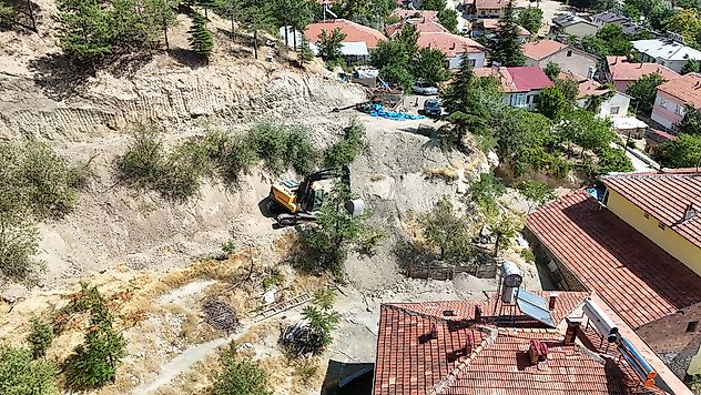 Yücekaya'da Taş Düşmesi ve Taşkın Riskine Karşı Önlem
