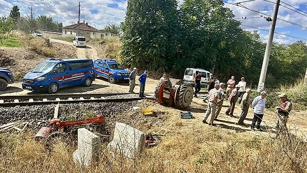Yük Treni Traktöre Çarptı, Sürücü Hastaneye Kaldırıldı