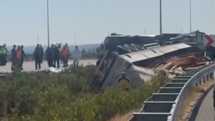 Akhisar Gişeleri’nde tur otobüsü-çekici çarpışması: 11 can kaybı