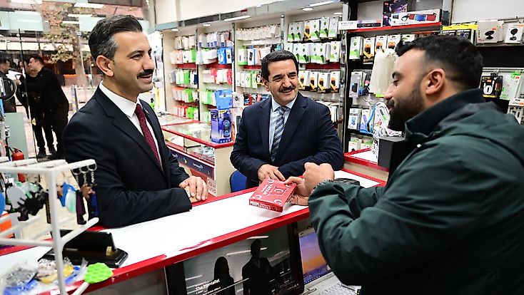 Başkan Taşkın ve Kaymakam Kundakçı, Cumhuriyet’in 103. yılında bayrak dağıttı