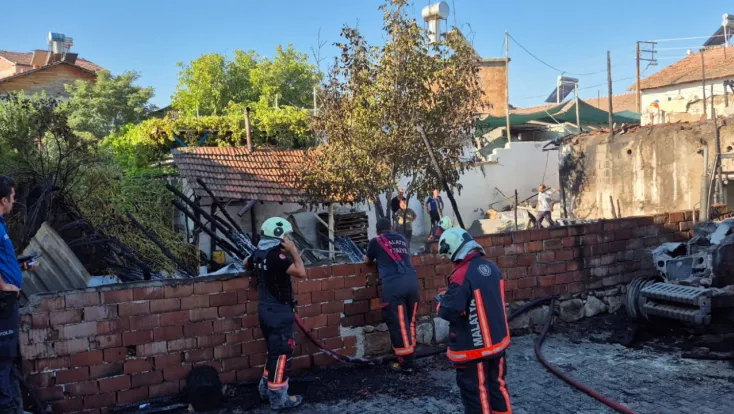 Battalgazi’de ev ve traktör alevlere teslim oldu