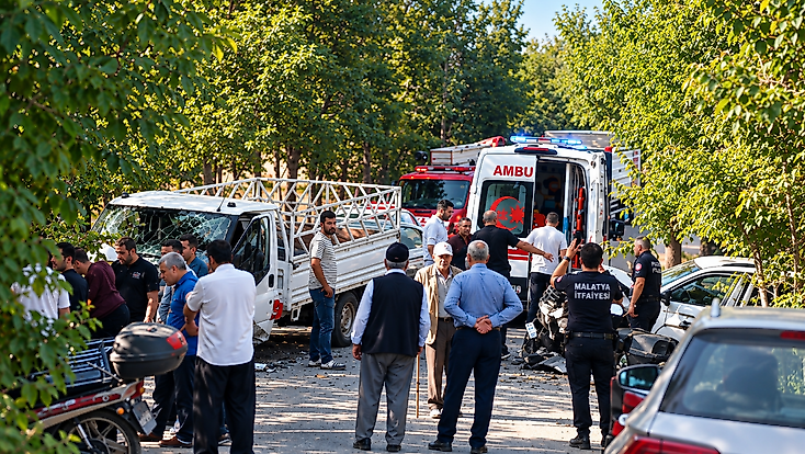 Battalgazi’de Feci Kaza: Araçta Sıkışan Sürücüyü İtfaiye Kurtardı