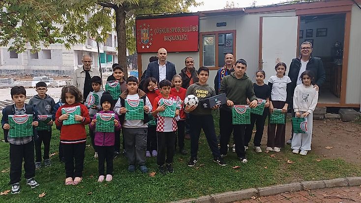 Çöşnük’te Minik Ressamlar Ödüllerine Kavuştu