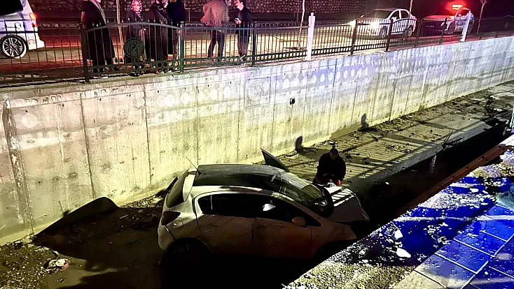 Direksiyon Hakimiyetini Kaybeden Sürücü Sulama Kanalına Uçtu