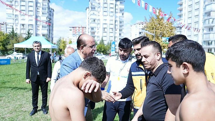 Karakucak Güreşlerinde Duyarlı Davranış: Başkan Geçit Sakatlanan Sporcularla İlgilendi