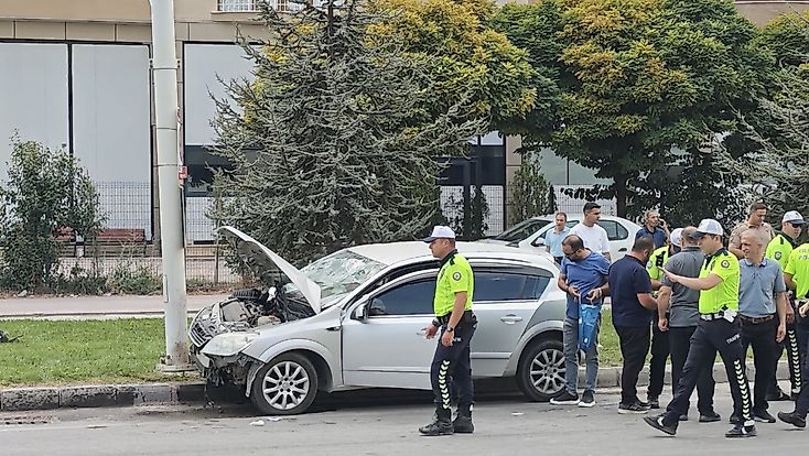 Malatya’da otomobil trambüs direğine çarptı: 2’si çocuk 4 yaralı