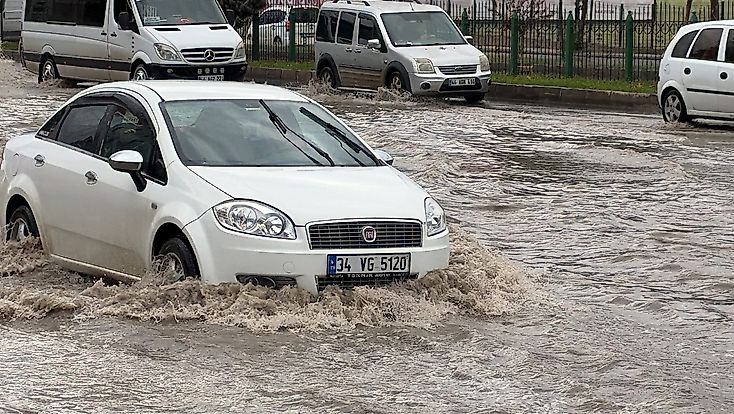 Malatya’da sağanak felç etti: Çevre yolunda araçlar yolda kaldı