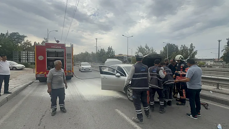 Malatya’da Seyir Halindeki Otomobilde Yangın Paniği