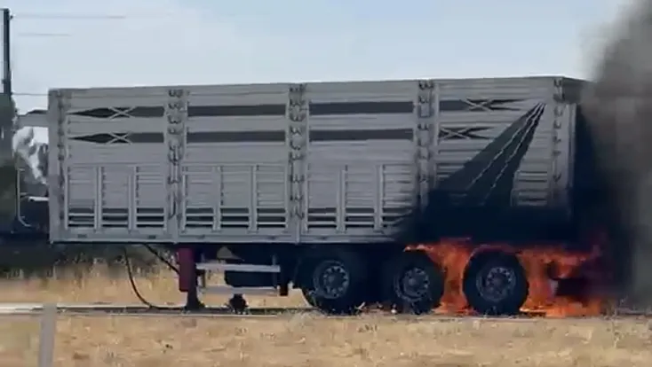 Seyir Halindeki Tırın Dorsesi Alev Aldı