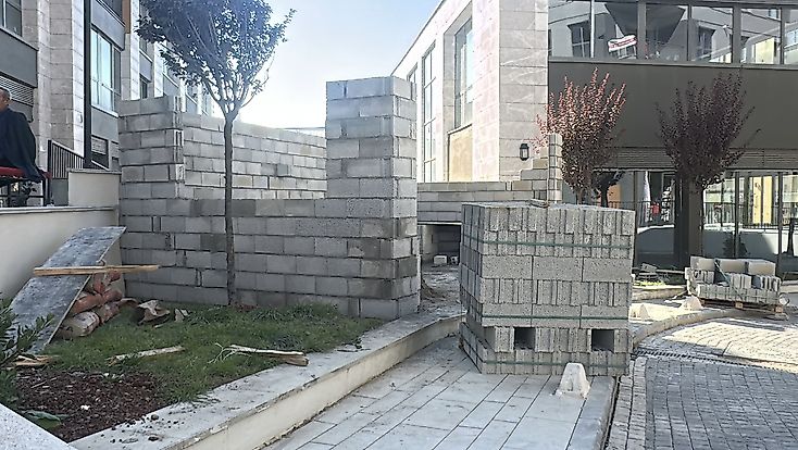 Valilik Kararıyla Duvarlar Kaldırıldı: Çarşıda Yeşil Alan Korundu