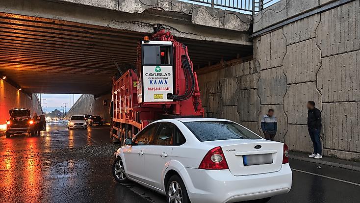 Vinç Köprüye Çarptı, Otomobil Arkadan Vurdu: 2 Yaralı