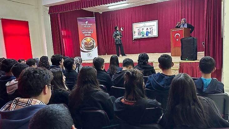 Yeşilyurt’ta 'Güvenli Aile, Güvenli Nesil' Eğitimleri Liselerde Devam Ediyor