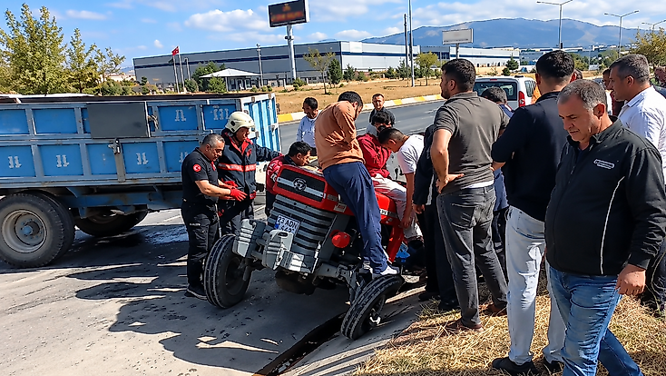 Yeşilyurt’ta Trafik Kazası: Traktör Sürücüsü ve Yolcusu Yaralandı