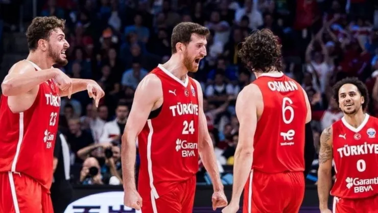 12 Dev Adam Yarı Finalde Yunanistan'ı Ezdi, Finalde Almanya ile Karşılaşacak