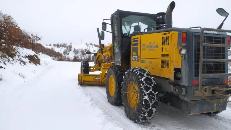 21 Mahallede Kar Küreme ve Yol Açma Çalışmaları Devam Ediyor