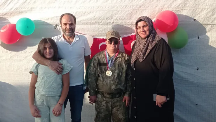 23 Yaşındaki Ferhat'ın Mutlu Günü: Konteyner Kentte Askerlik Hayali Gerçekleşti