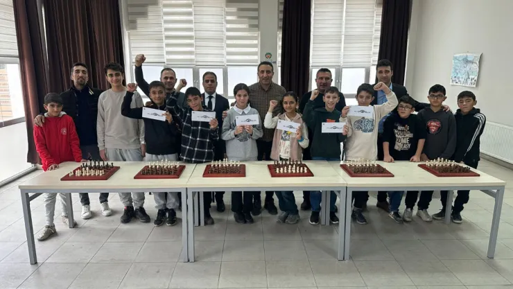 300 Öğrenci Satranç Turnuvasında Yarıştı