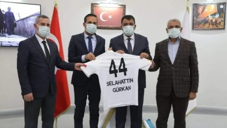 Adil Gevrek Sıkıştığı Zaman Gürkan'ın Yanında…