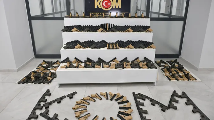 Adıyaman'da KOM ve İstihbarattan Ortak Operasyon: Bin Kurusıkı Tabanca Ele Geçirildi