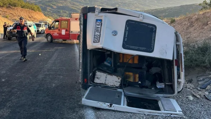 Adıyaman'da tarım işçilerini taşıyan minibüs devrildi: 19 yaralı