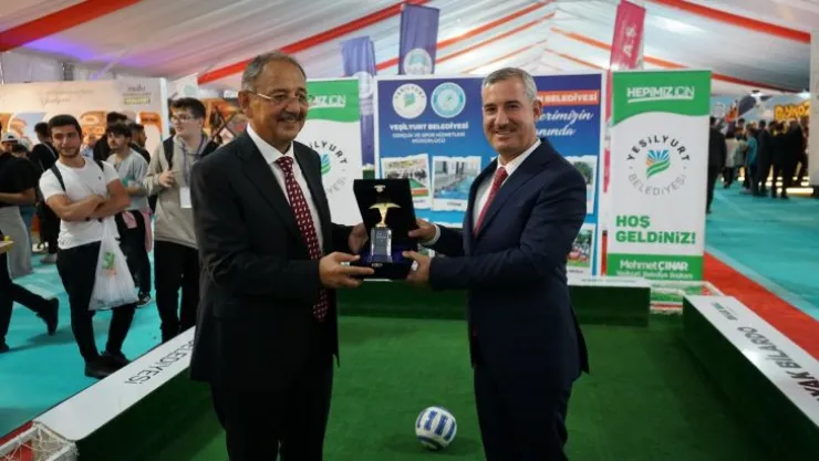 Ak Parti Genel Merkez Yerel Yönetim Başkanlığı, 'Bu Takım Kazanır' Projesinden Dolayı Yeşilyurt Belediyesini Ödüle Layık Gördü