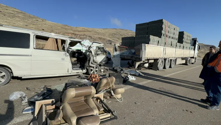 Akçadağ'da Can Pazarı: Aynı Yönde Seyreden Minibüs Tıra Arkadan Çarptı
