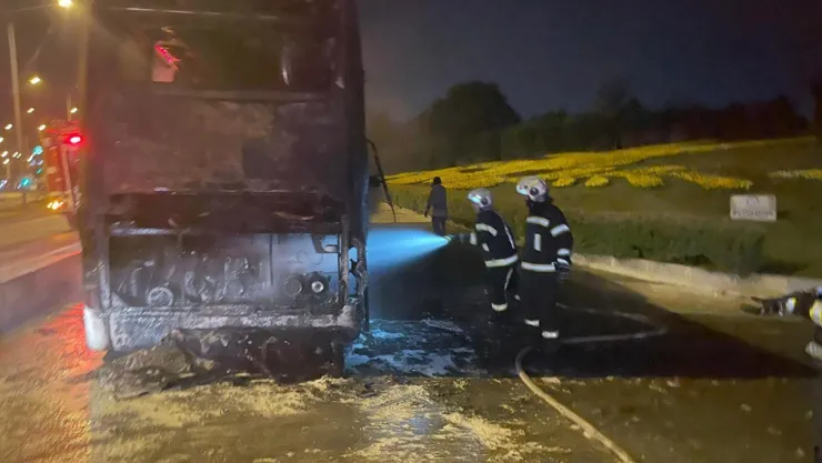 Alev alan otobüs kullanılamaz hale geldi