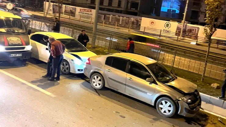 Alt Geçit Girişinde Zincirleme Kazalar Trafiği Aksattı