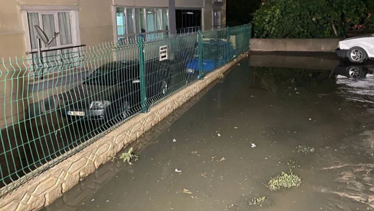 Ankara'da sağanak yaşamı felç etti