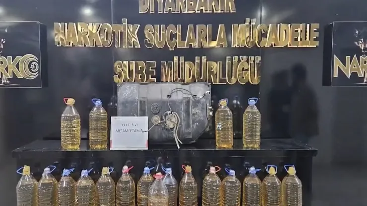 Aracın yakıt deposunda 93 litre sıvı uyuşturucu ele geçirildi