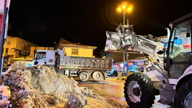 Arapgir Belediyesi'nden Gece Mesaisi: Kar Temizleme Çalışmaları Devam Ediyor