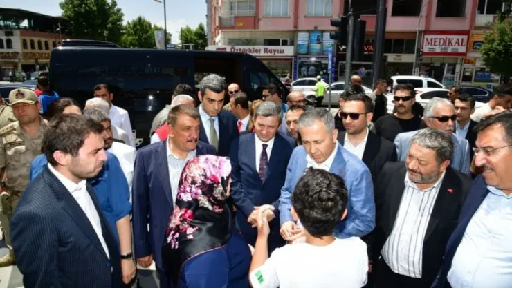 Bakan Ali Yerlikaya, Geçici İşyerleri ve Konteyner Kenti Ziyaret Etti.