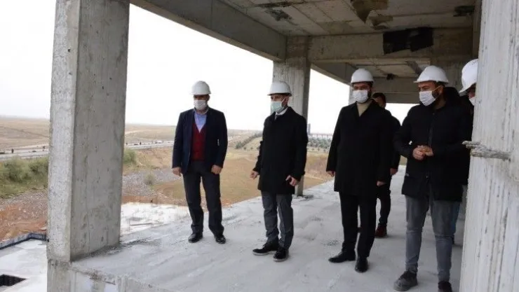 Başkan Çınar, Topsöğütte Yapılan Yeşil Topsöğüt Konutlarının İnşaat Alanında İncelemelerde Bulundu