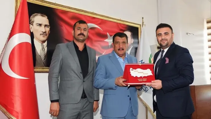 Başkan Doğan'dan Gürkan'a Plaket