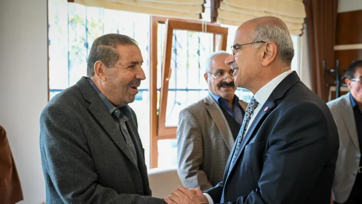 Başkan Er, Hürriyet Parkı'ndaki Vefa Konağı'nı Ziyaret Etti, Yaşlılarla Bir Araya Geldi