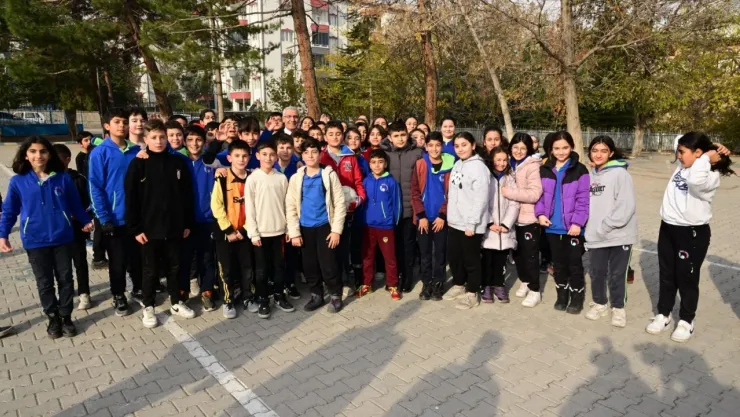Başkan Güder'den Öğrencilere LGS Eğitim Seti Hediyesi