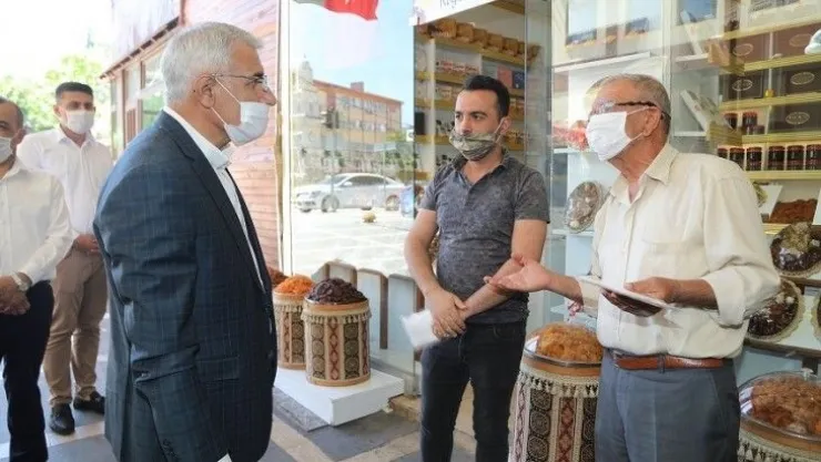 Başkan Güder Sahaflar Çarşısı'nı Gezdi