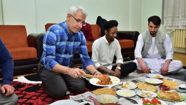 Başkan Güder, Uluslararası Öğrencilerle Sahur Yaptı